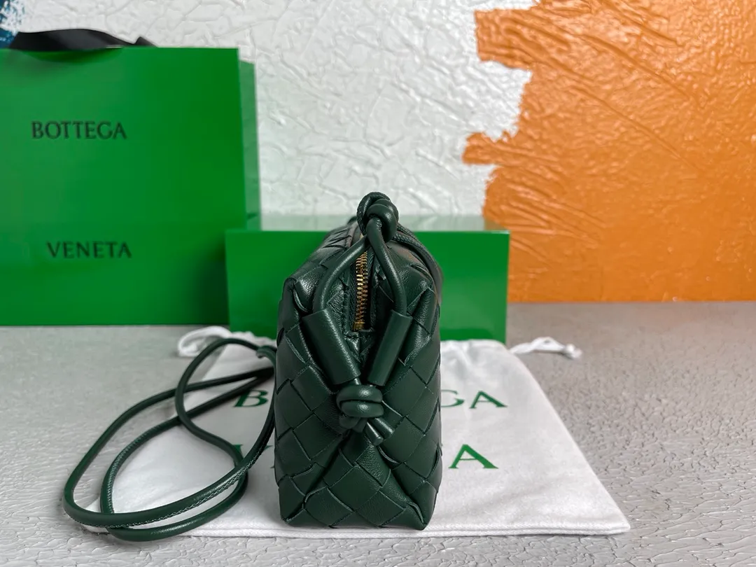 Batch 1160 BOTTEGA VENETA/Bottega 2021 new women's POUCH crossbody bag clutch, lntfecciato woven leather crossbody mini handbag, single internal open pocket, zipper closure, computer embroidered leather shoulder strap can be adjusted in length, model: 9896 Color: Raintree Green Origin: Italy Size: 17*12*8